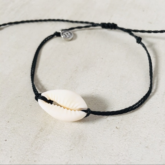 Delicate Cowrie Shell Bracelet Black - Picture 2 of 5